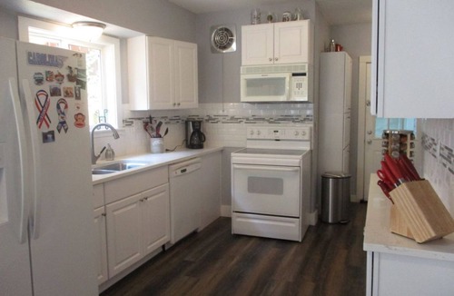 Wallace House | Hot Tub, Fire Pit, BBQ, Hulu & Netflix!, Just off Pulaski!