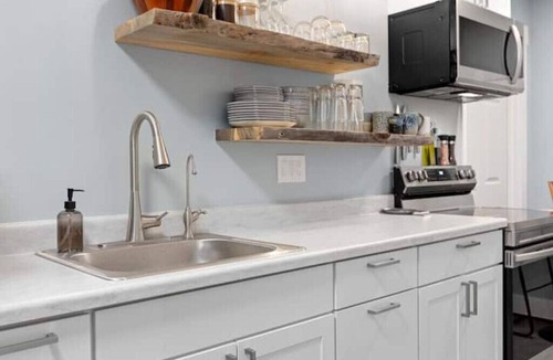 Missoula House | Hot tub, Fire Pit, Ping Pong, & New Kitchen. Family Friendly Garden City Getaway