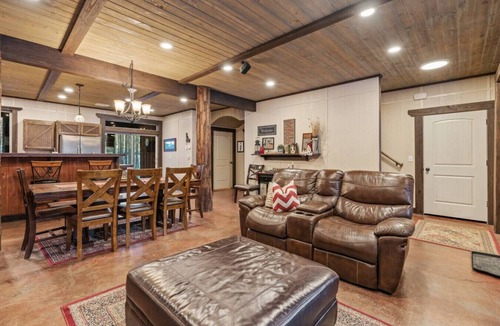 Last Chance House | Hot Tub - Game Room - Sleeps 20 - 35mi to Yellowstone
