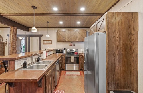 Last Chance House | Hot Tub - Game Room - Sleeps 20 - 35mi to Yellowstone