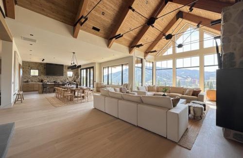 Big Sky Ski Chalet | Hot tub, Golf simulator, Steam Room