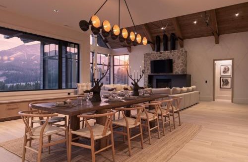 Big Sky Ski Chalet | Hot tub, Golf simulator, Steam Room