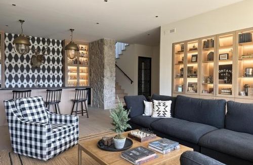 Big Sky Ski Chalet | Hot tub, Golf simulator, Steam Room