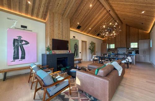 Big Sky Ski Chalet | Hot tub, Golf simulator, Steam Room