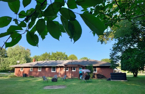 South Bend House | |HOT TUB| Hazel Acres| Quiet Getaway | Notre Dame
