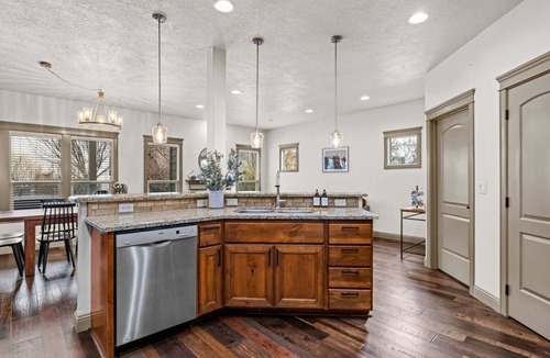 Southeast Boise House | Hot Tub- Luxury- 6 Bedrooms- 2 Patios