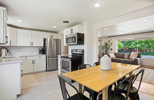 Logan House | Hot Tub ~ Media Room ~ Game Room ~ USU .4 miles