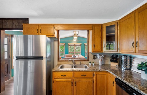Connellys Springs Cabin | Hot Tub & Mountain Views - Foothills Retreat