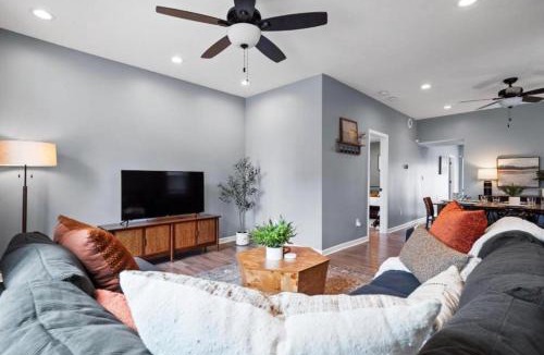 Detroit - Shoreway House | Hot Tub N64 Mins to Downtown Sleeps 8