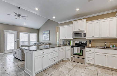 Crystal Beach Cottage | Hot Tub | Pets | Game Room | July & Aug Specials!