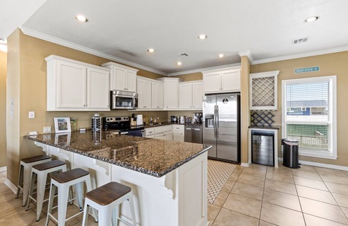 Crystal Beach Cottage | Hot Tub | Pets | Game Room | July & Aug Specials!