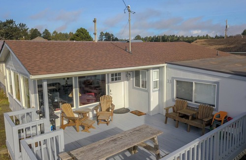 Pacific Beach House | HOT TUB, VIEW, Walk to beach, WiFi, BBQ