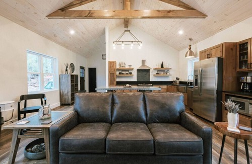 Primrose Apartment | Hot-Tub/Wifi/Fireplace - Honeysuckle Bridge