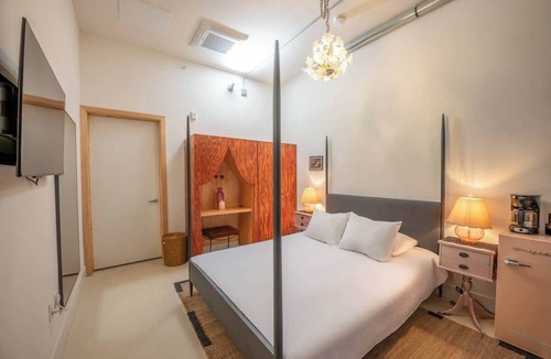 Logan Heights Bed & Breakfast | Hotel Narcissus - Room 1