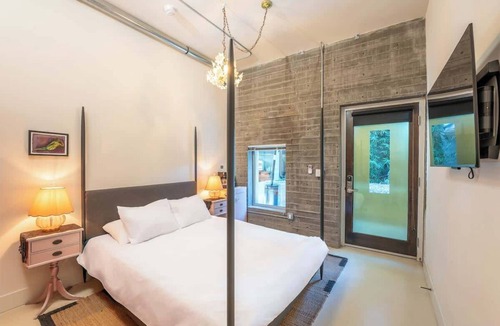 Logan Heights Bed & Breakfast | Hotel Narcissus - Room 1