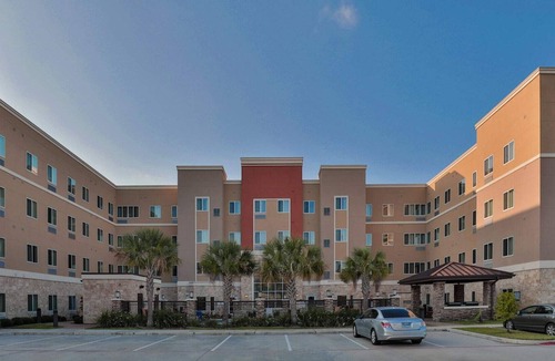 Chinatown Apartment | Hotel Room/Kitchen/Washer/Dryer/Gym/Free parking