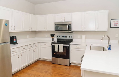 Oxford Condo | Hotty Toddy! Newly Renovated 2 Bedroom, 2 Bathroom. Walk to Grove! 1st Floor.