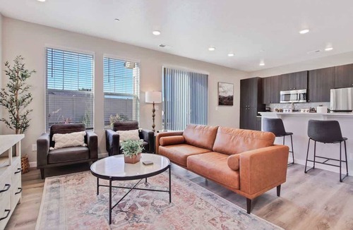 Nampa House | | Hounslow way | Stylish 2 bedroom townhome | Namp
