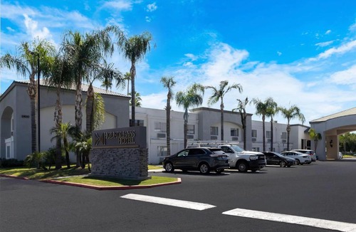 Bakersfield Hotel | Hourglass Hotel, Trademark Collection by Wyndham