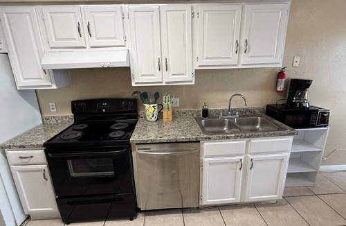 Clodine House | Houston 2Bed 1.5bath Medical center NRG downtown chinatown