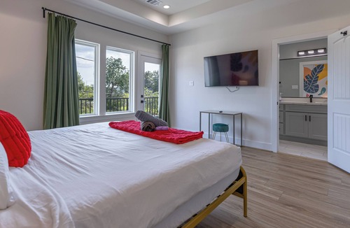 OST - South Union House | Houston 4BR Near NRG w/Hot Tub, Games & Parking