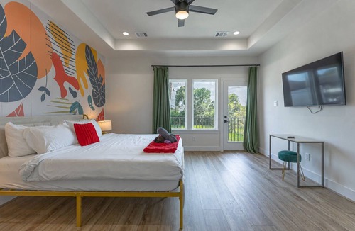 OST - South Union House | Houston 4BR Near NRG w/Hot Tub, Games & Parking