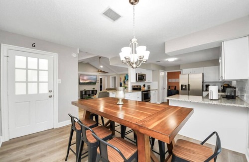 Humble House | Houston 6BR Near IAH w/Pool & BBQ