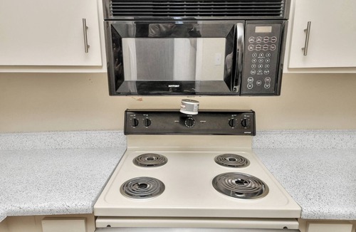 Uptown Apartment | Houston Galleria Suite Modern Rental 5 mins from the Galleria Mall