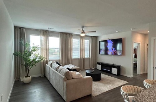 Spring Branch East Apartment | Houston Luxury Apartment
