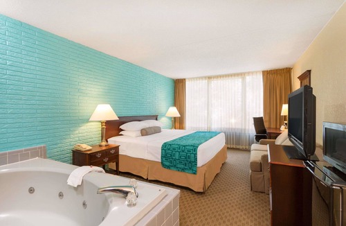 Lightfoot Hotel | Howard Johnson by Wyndham Williamsburg