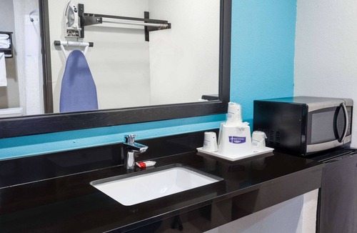 National City Hotel | Howard Johnson by Wyndham National City/San Diego South