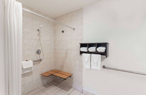 National City Hotel | Howard Johnson by Wyndham National City/San Diego South