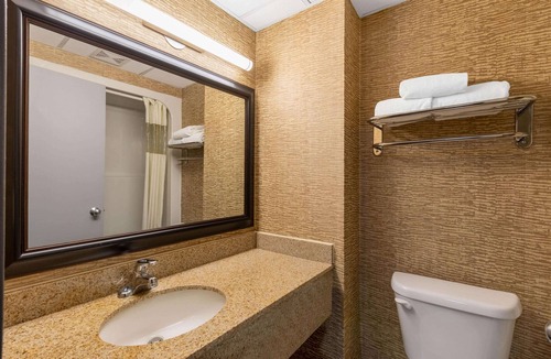 Gillette Hotel | Howard Johnson by Wyndham Gillette