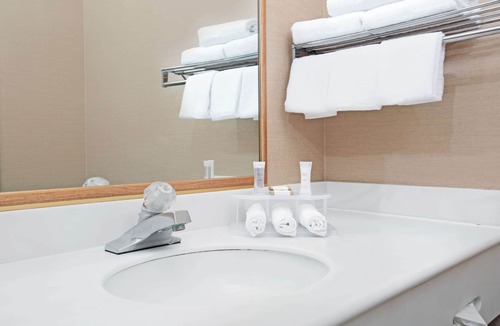 Delthorne Hotel | Howard Johnson by Wyndham Torrance