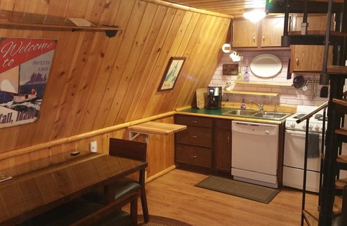 McCall Cabin | Huckleberry Hideaway: Authentic Cabin Adventure, steps away from Payette Lake