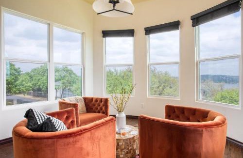 Travis Landing House | Hudson by AvantStay Magnificent Home w Beautiful Views Multiple Living Areas Pool Games