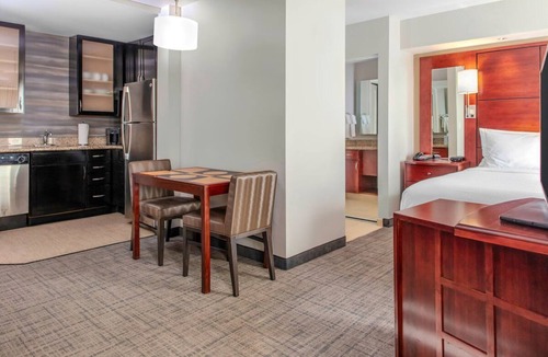 Northwest Yonkers Hotel | Hudson River 2 BR Suite Breakfast, Gym & Pool