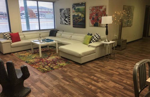 Downtown Memphis Condo | HUGE 5000 sqft condo - 2 blocks Beale, 10 beds 2king & 8queen, 3 bath, prkng lot