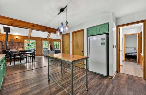 Berkeley Springs Cabin | Huge Cabin w Hot Tub, Deck, Grill & WiFi