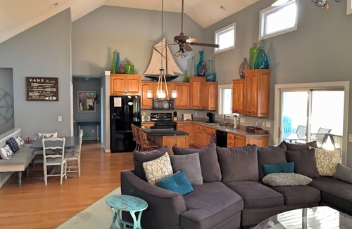 Wise House | HUGE cove, DEEP water, KAYAKS, SUPs, fire pit & game room