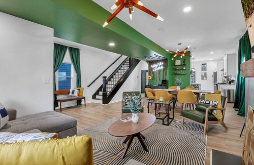 West Columbus House | Huge downtown house near OSU, Nationwide Arena w/EASY Parking + Dogs ok