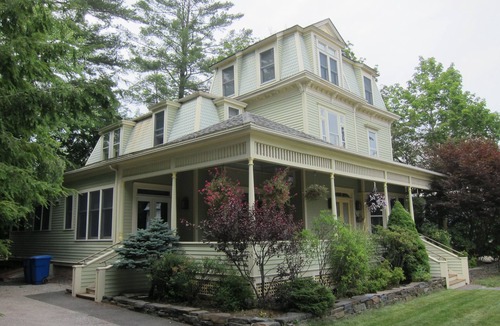 Williamstown House | Huge Luxe Williamstown Updated Victorian, All Ensuite Baths, Walk to Spring St!
