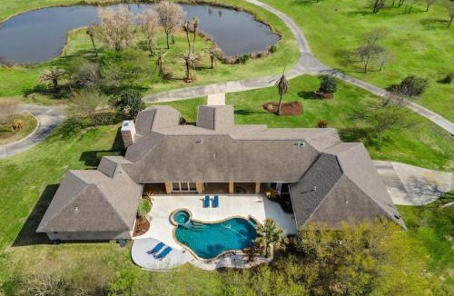 Galveston House | Huge, luxurious and secluded estate with private pool, pond, and large yard
