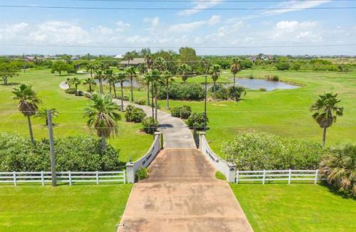 Galveston House | Huge, luxurious and secluded estate with private pool, pond, and large yard