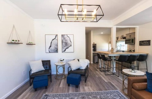 Seelyville House | Huge Main Bedroom with En-suite Close proximity to Rose Hulman