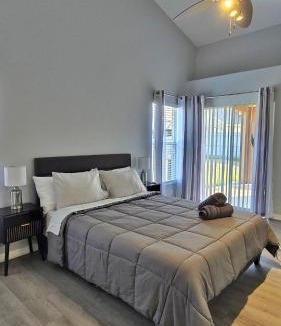 Orlando House | Huge Modern House near UCF - Full Kitchen, Board Games, Pets Allowed