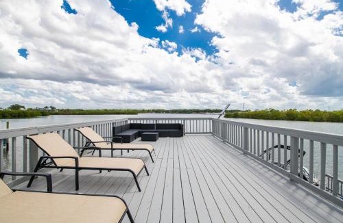 Riverview Villa | Huge Waterfront Mini-Resort w Gym, Dock & Pool