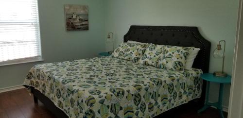 Crystal Beach House | Ibis Isle- Sleeps 12-Walk to Beach- Fenced Yard & Gazebo