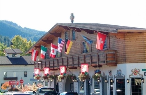 Leavenworth Condo | Icicle Village Resort Luxury Condo, Jacuzzi Bath. 1/2 mile from down town.