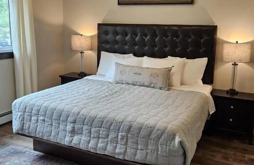Gardiner House | Ideal Location! Heated Pool, Free Parking, Close to Gardiner Downtown!